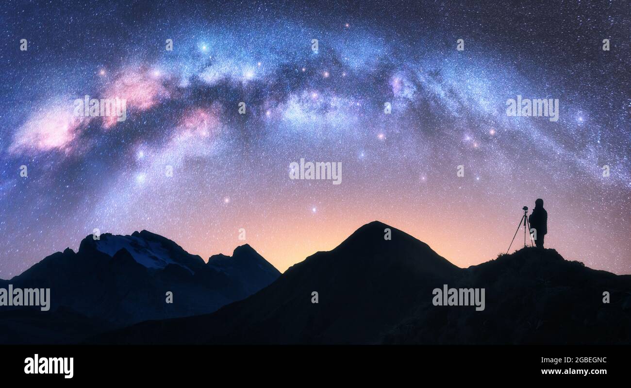 Archaed Milky Way et photographe sur la montagne à la nuit étoilée Banque D'Images