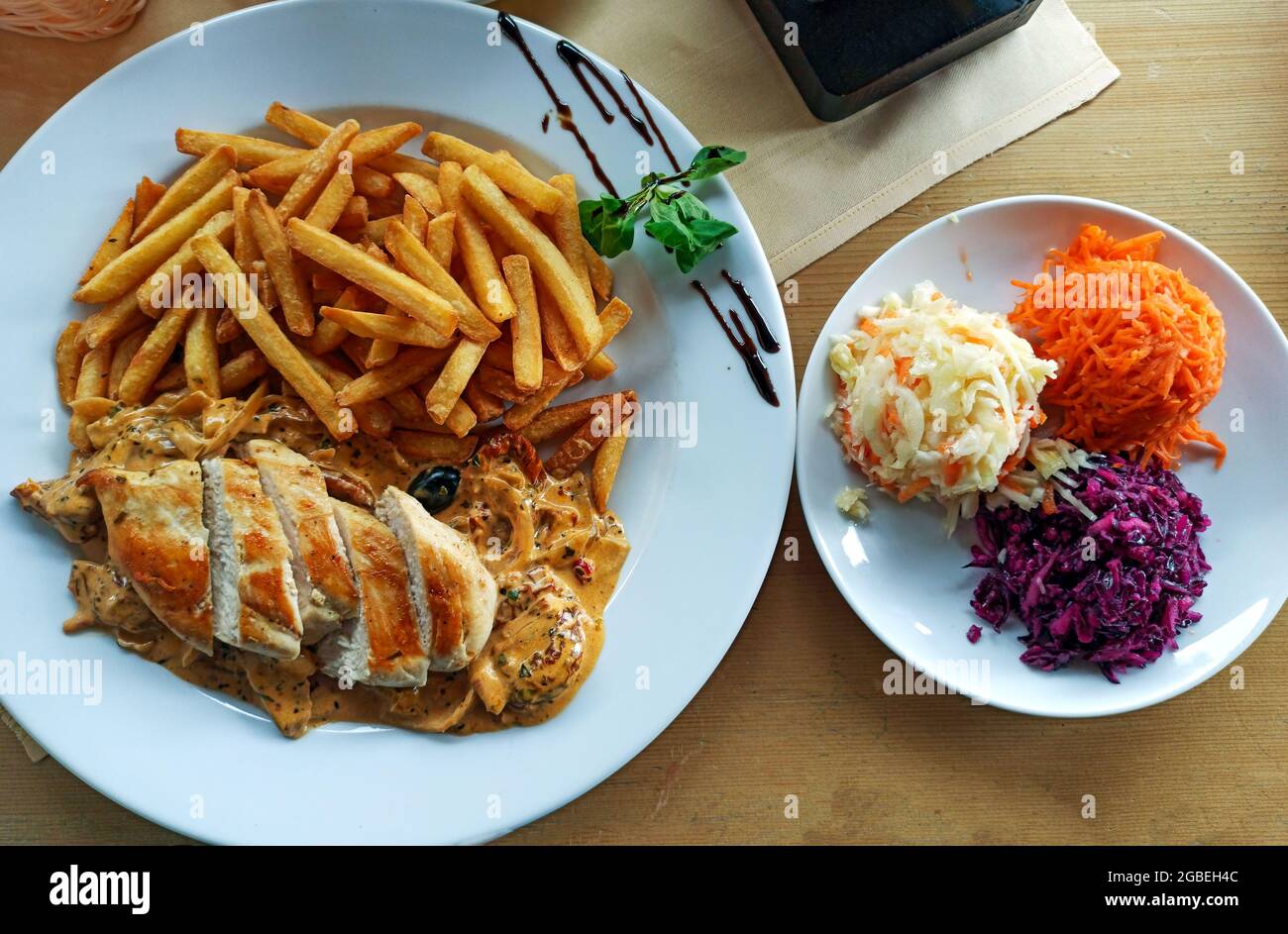 Un filet de poulet grillé avec sauce aux champignons et des frites avec  surowki traduit en salade mixte sur une assiette blanche. Cuisine  traditionnelle polonaise consis Photo Stock - Alamy