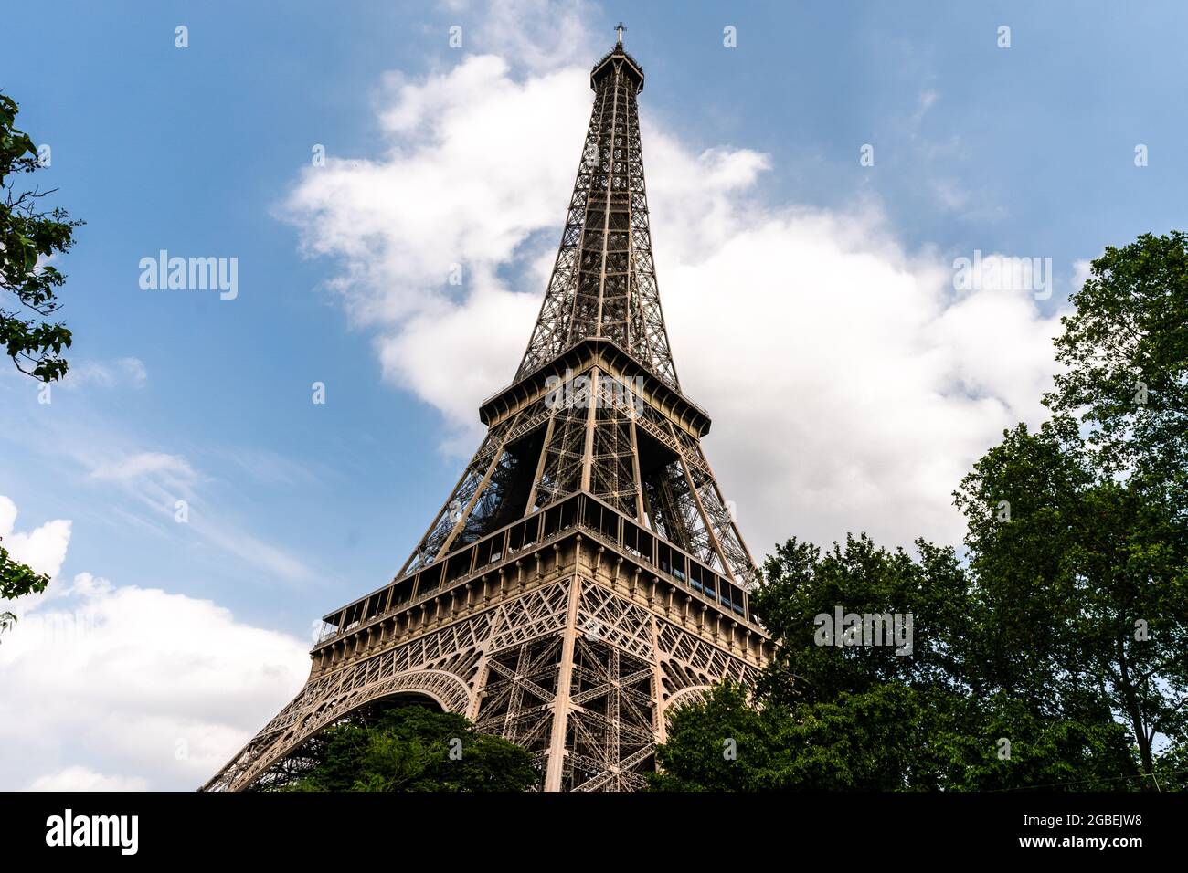 La Tour Eiffel, un monument parisien qui est aussi un chef-d'œuvre technologique dans l'histoire de la construction. Banque D'Images