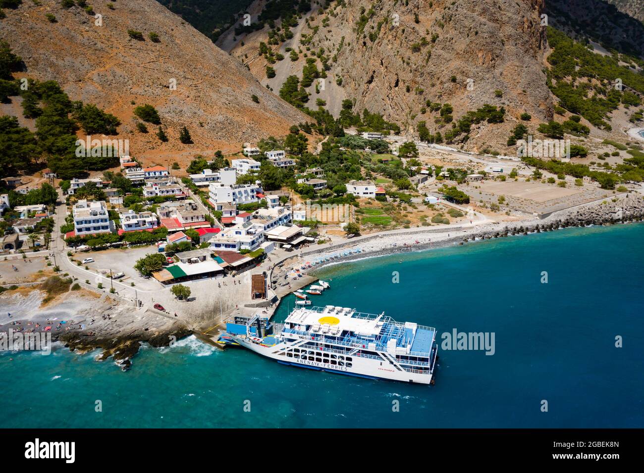 AGIA ROUMELI, CRÈTE, GRÈCE - JUILLET 20 2021 : vue aérienne du village d'Agia Roumeli à la sortie de la gorge de Samaria sur l'île grecque de Crète. Banque D'Images