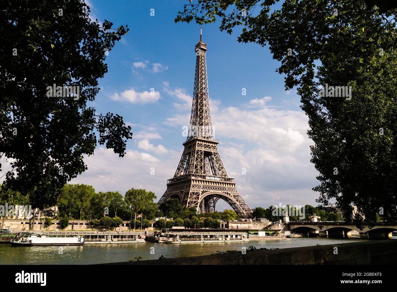 La Tour Eiffel, un monument parisien qui est aussi un chef-d'œuvre technologique dans l'histoire de la construction. Banque D'Images