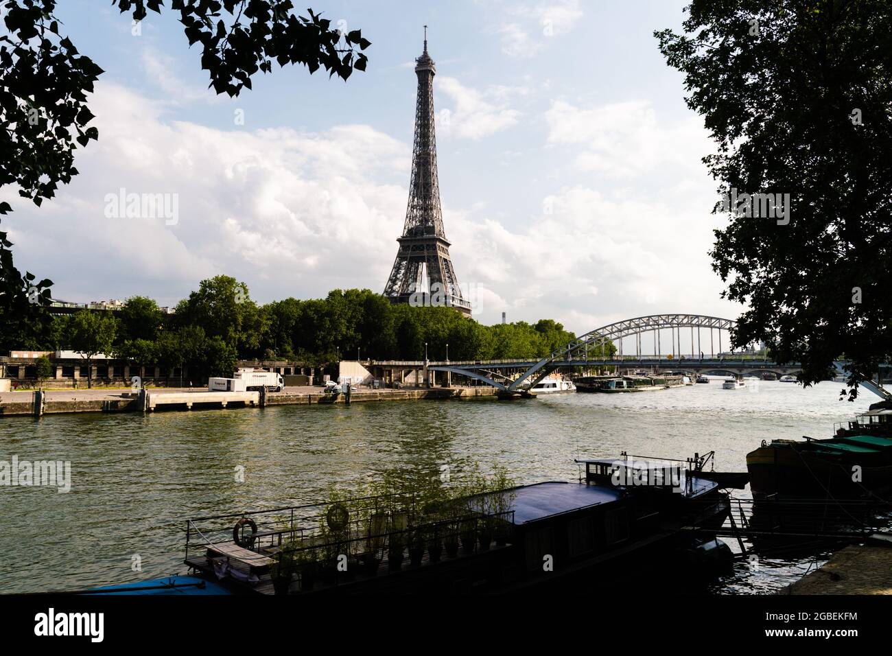 La Tour Eiffel, un monument parisien qui est aussi un chef-d'œuvre technologique dans l'histoire de la construction. Banque D'Images