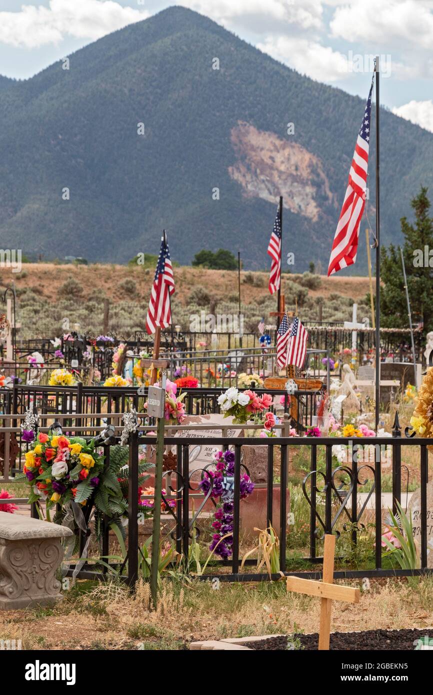 Cerro, Nouveau-Mexique - UN cimetière rural où les tombes sont décorées de fleurs et de drapeaux. Banque D'Images