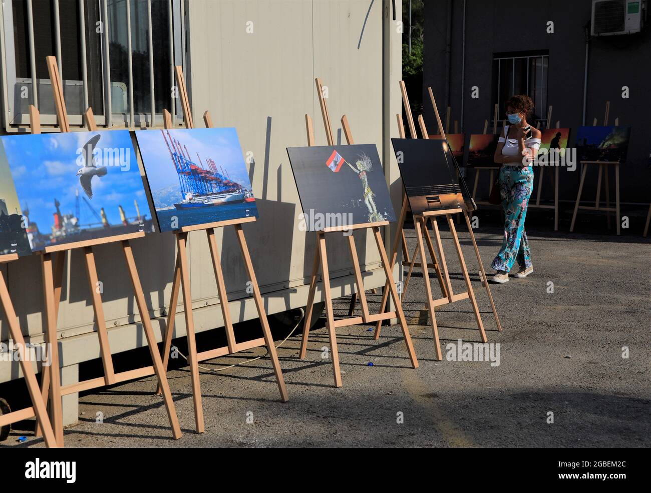 Beyrouth, Liban. 3 août 2021. Une femme visite une exposition de photos marquant le premier anniversaire de l'explosion dévastatrice du port de Beyrouth, au siège de la brigade des pompiers de Beyrouth, à Beyrouth, Liban, le 3 août 2021. Credit: Liu Zongya/Xinhua/Alay Live News Banque D'Images