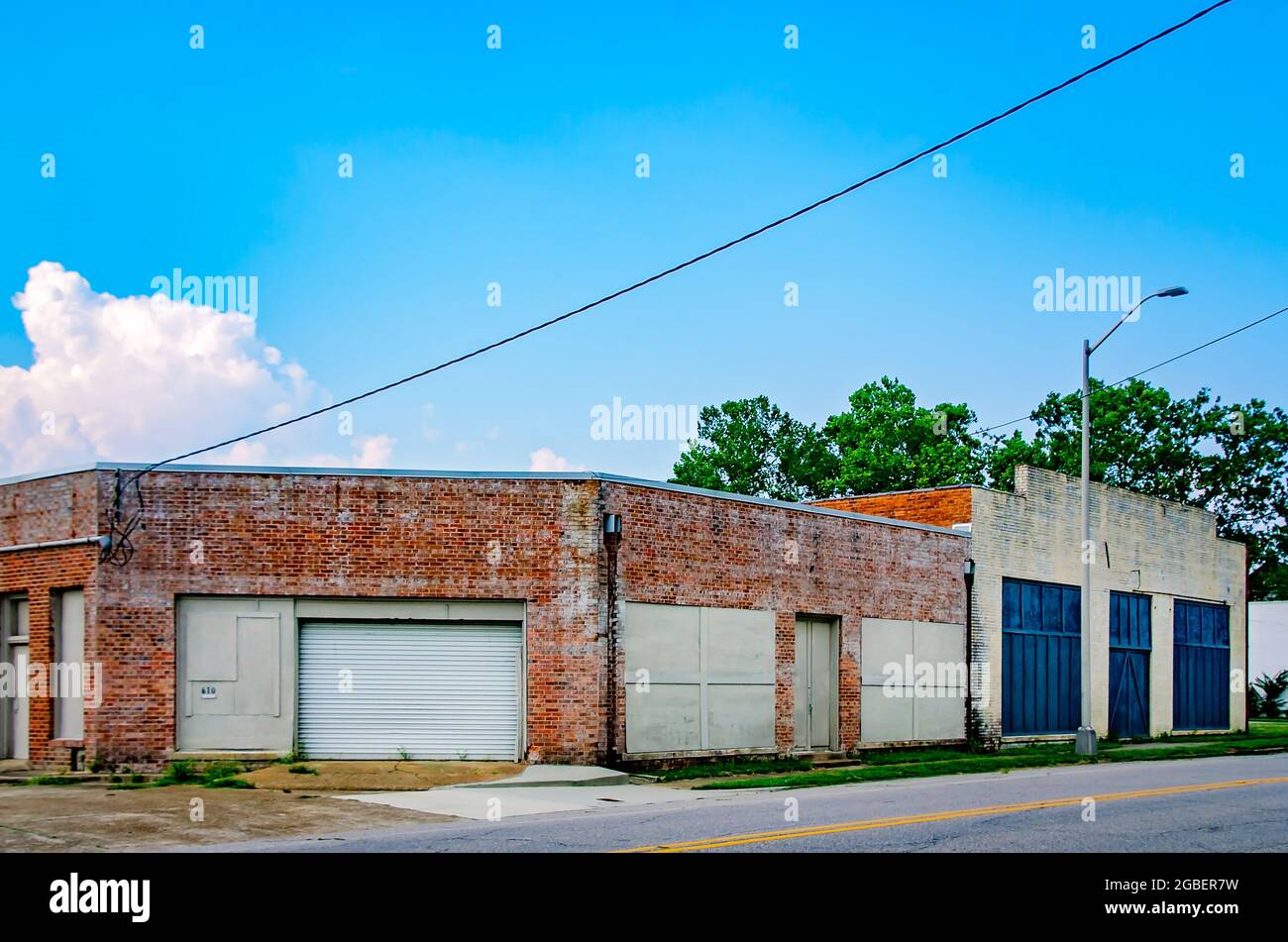 Un entrepôt vide est abandonné sur la rue St. Louis, le 1er août 2021, à Mobile, Alabama. L'entrepôt est l'un des nombreux bâtiments vacants. Banque D'Images