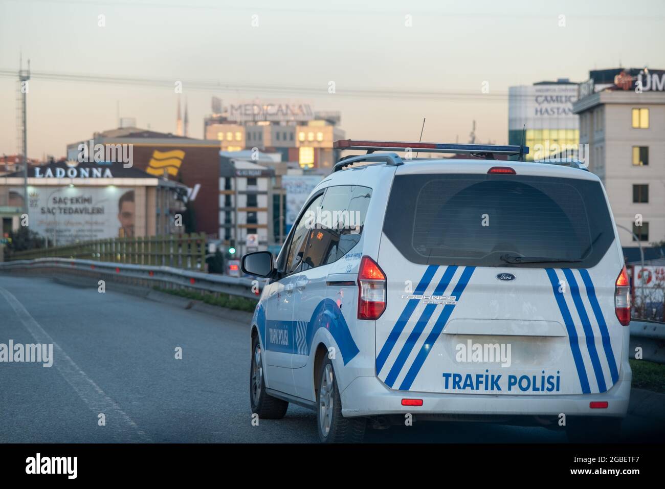 Umraniye, Istanbul, Turquie - 02.18.2021: Gros plan et détails de la voiture de la police de la circulation turque parking sur l'épaule pour le contrôle de la circulation en ville avec copie s. Banque D'Images