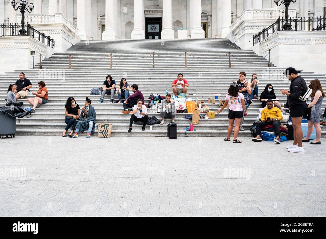Washington, États-Unis. 03ème août 2021. Le représentant américain Alexandria Ocasio-Cortez (D-NY, en haut blanc et en collants noirs) a vu avec d'autres manifestants lors d'une manifestation préconisant une prolongation du moratoire sur l'expulsion aux marches du Capitole des États-Unis. Crédit : SOPA Images Limited/Alamy Live News Banque D'Images