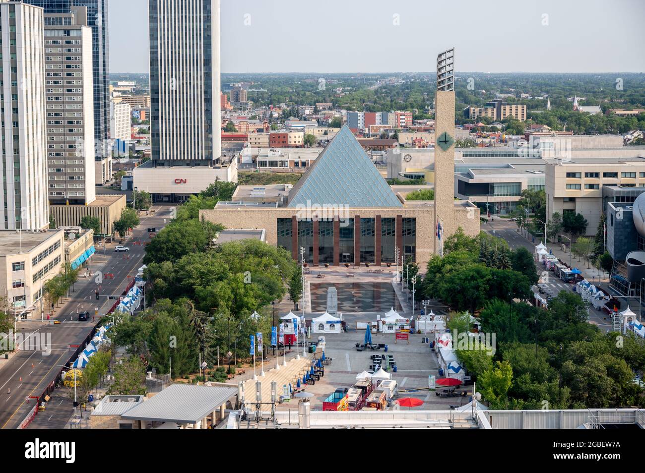 Edmonton (Alberta) - le 30 juillet 2021 : préperations pour le festival gastronomique Taste of Edmonton, à l'extérieur de l'hôtel de ville, sur la place Winston Churchill. Banque D'Images