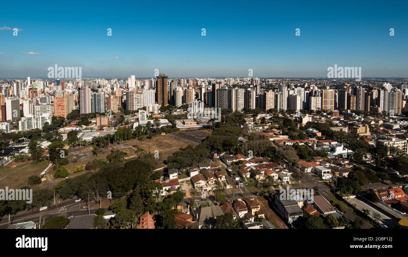 Horizon de la ville de Curitiba avec immeubles d'appartements à l'horizon Banque D'Images