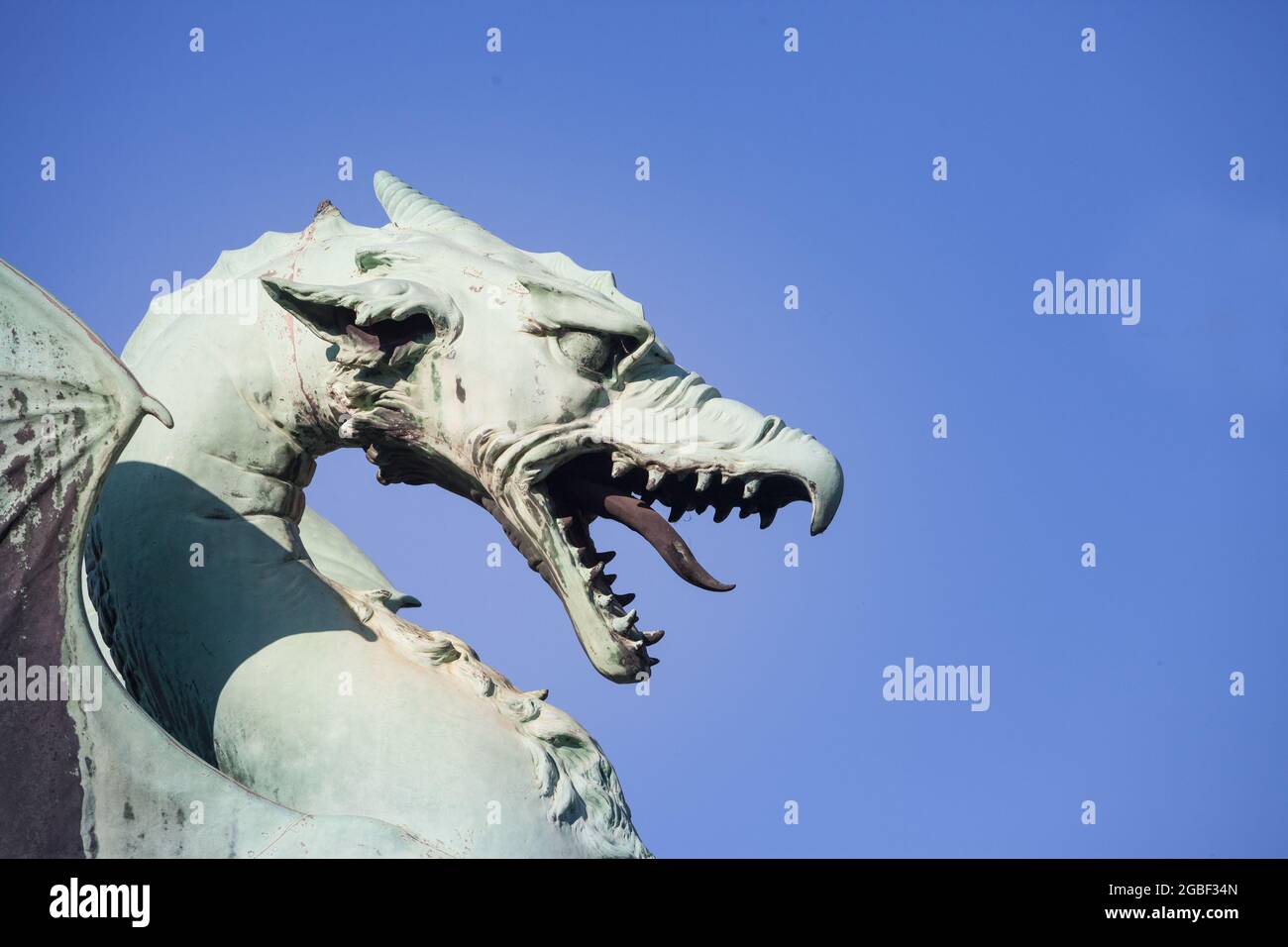 Photo d'une statue de dragon pendant un après-midi ensoleillé sur le pont du Dragon (la plupart des zmaja) à Ljubljana, Slovénie. Inauguré à la fin du XIXe siècle, le Banque D'Images