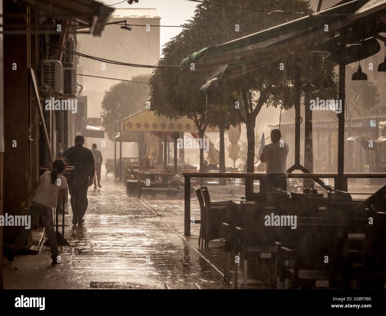 Photo de fortes pluies et des inondations dans le centre-ville de Smederevska palanka en Serbie avec des gens qui essaient d'éviter la pluie. Banque D'Images