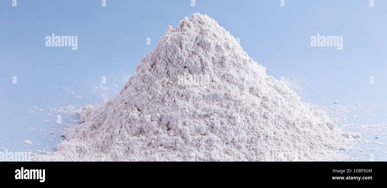 oxyde de zinc, poudre blanche utilisée comme inhibiteur de la croissance des champignons dans les peintures et comme pommade antiseptique en médecine Banque D'Images