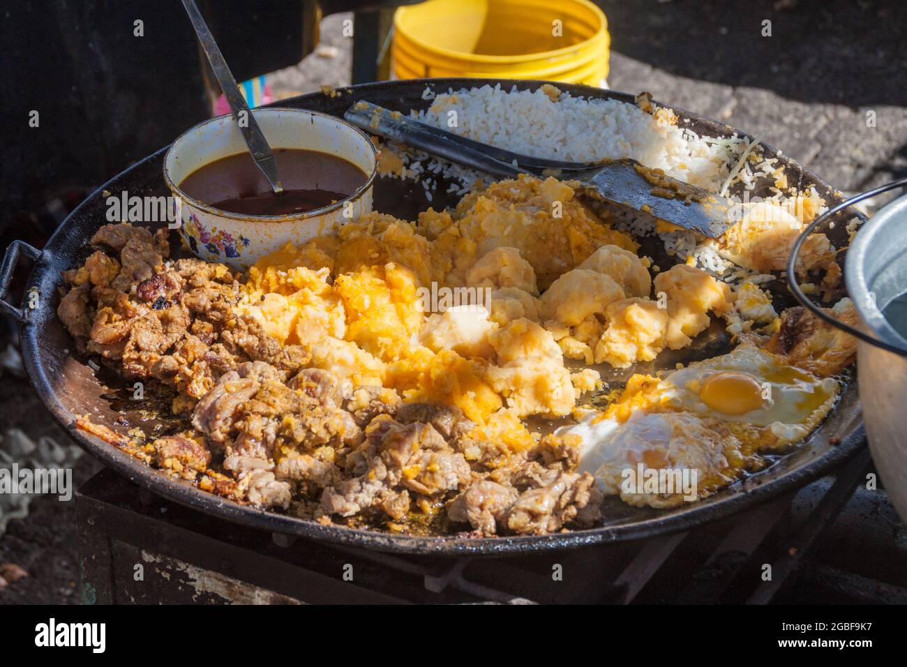 Repas préparé dans un marché traditionnel du samedi dans un village isolé de Zumbahua, en Équateur Banque D'Images