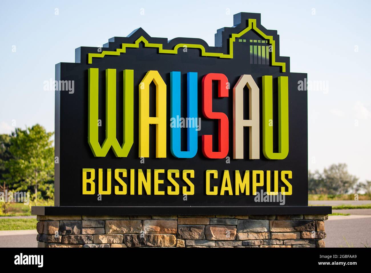 Wausau, Wisconsin, États-Unis, 24 juillet 2021, Panneau Wausau Business Campus avec une base en pierre, horizontal Banque D'Images