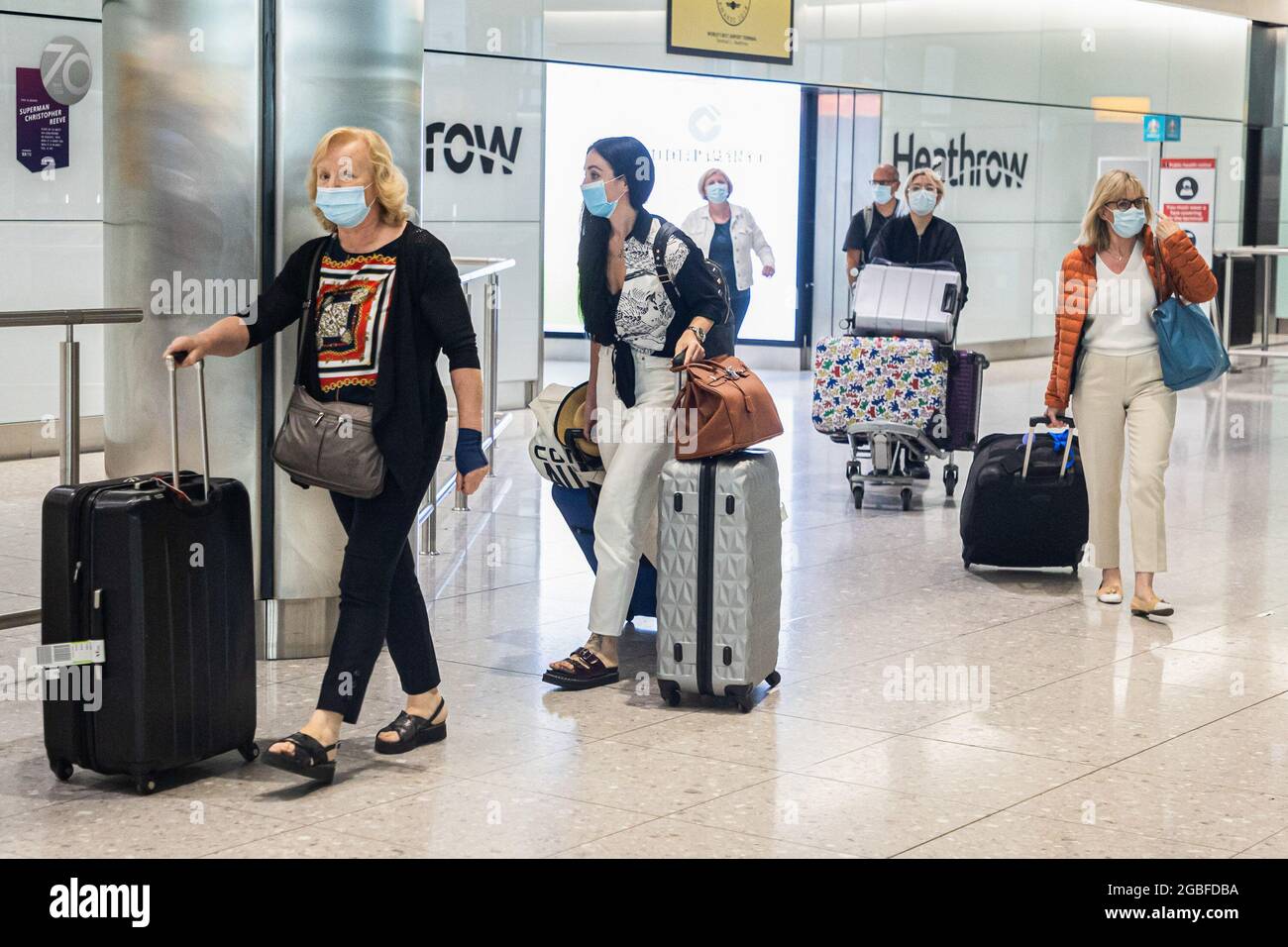 Londres, Royaume-Uni. 03ème août 2021. Les passagers portant un masque facial comme mesure préventive contre la propagation du coronavirus arrivent au terminal 2 de l'aéroport d'Heathrow à Londres. A partir d'hier, les voyageurs entièrement vaccinés en provenance des États-Unis et d'une grande partie de l'Europe peuvent entrer en Grande-Bretagne sans avoir à s'isoler. Crédit : SOPA Images Limited/Alamy Live News Banque D'Images