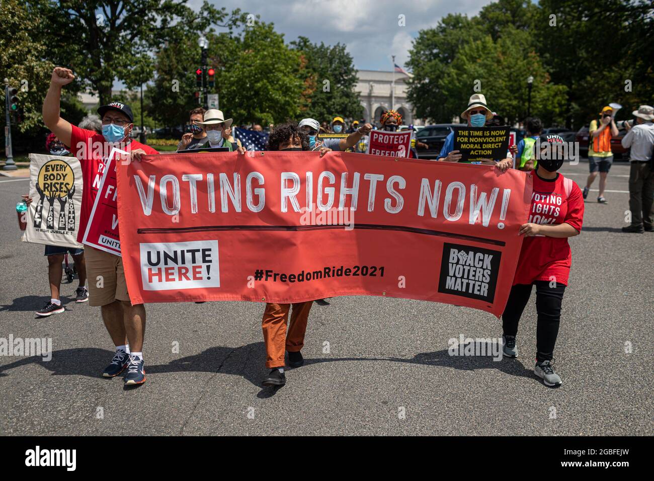 Washington DC, États-Unis. 02 août 2021. La campagne pour les pauvres s'est ralliée et a défilé à Washington DC, où les leaders religieux, les travailleurs à bas salaires et les pauvres de tout le pays ont protesté pour que le Sénat américain finie l'obstruction parlementaire, protège le droit de vote et augmente le salaire minimum fédéral à 15 $ de l'heure. Des centaines de personnes ont été arrêtées dans un acte non violent de désobéissance civile à l'extérieur du bâtiment du Sénat Hart. (Photo de Michael Nigro/Pacific Press) Credit: Pacific Press Media production Corp./Alay Live News Banque D'Images