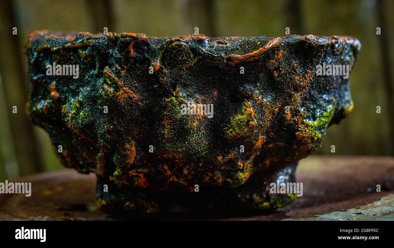 Magnifique pot artisanal à base de déchets de papier et de béton Banque D'Images