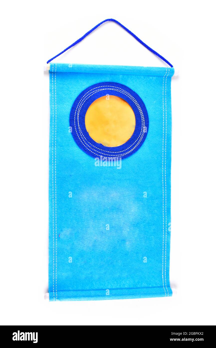 Défilement bleu ciel vide pour le texte isolé sur fond blanc avec masque de découpe Banque D'Images