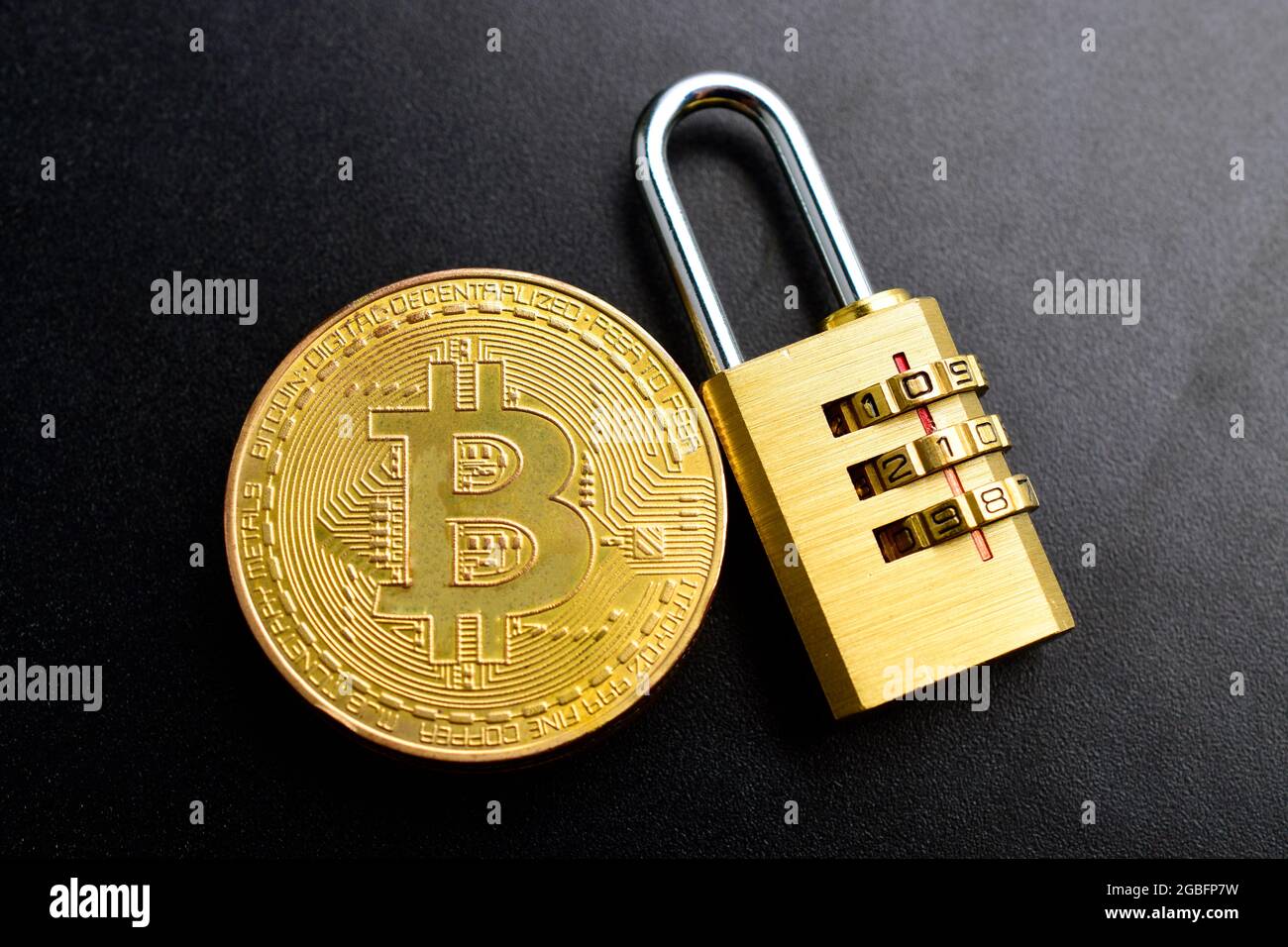 Vue de dessus de Bitcoin avec cadenas protégé par mot de passe, Bitcoin protégé par mot de passe Banque D'Images
