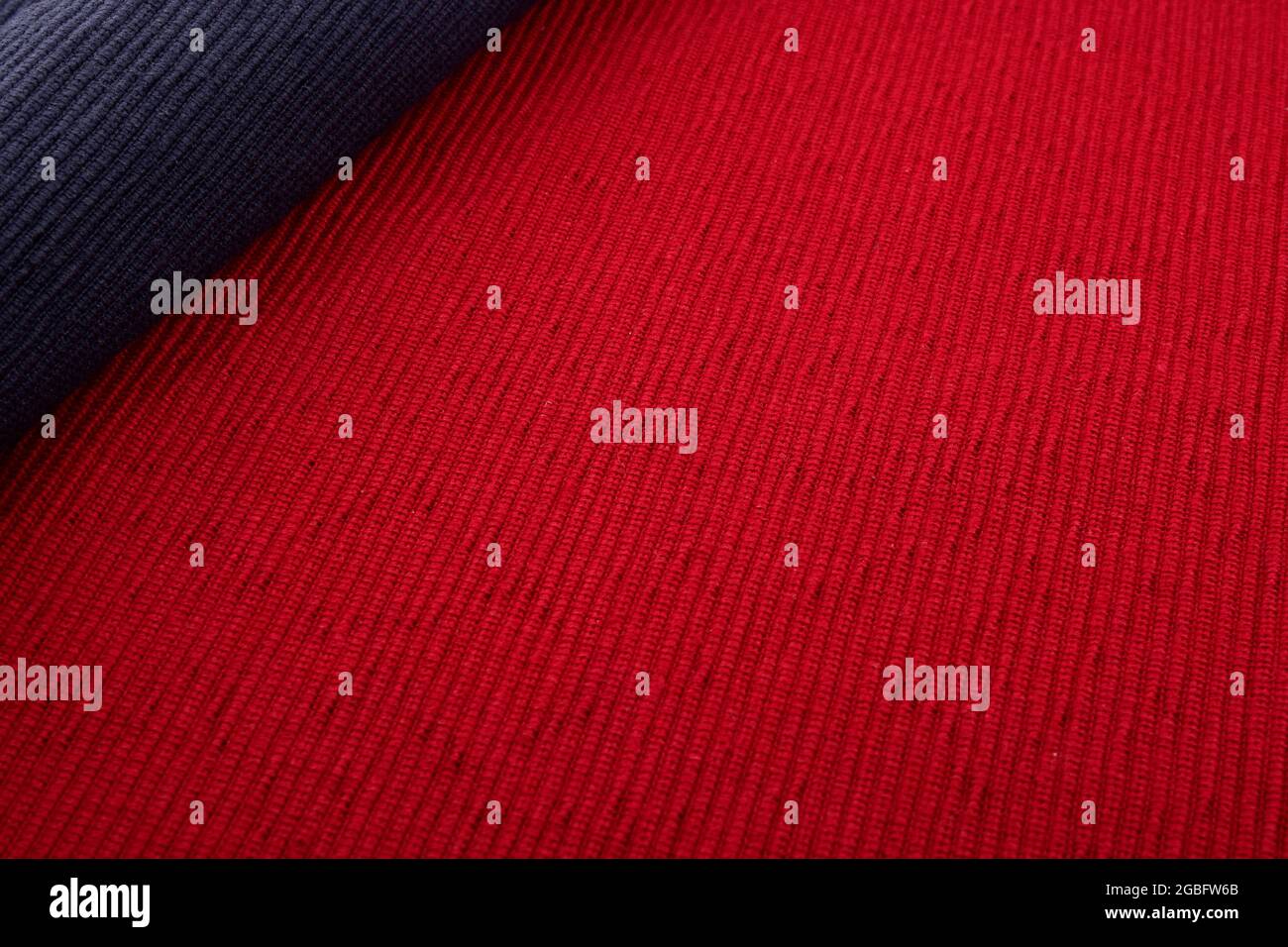 Tapis de salle à manger en coton rouge et bleu Banque D'Images