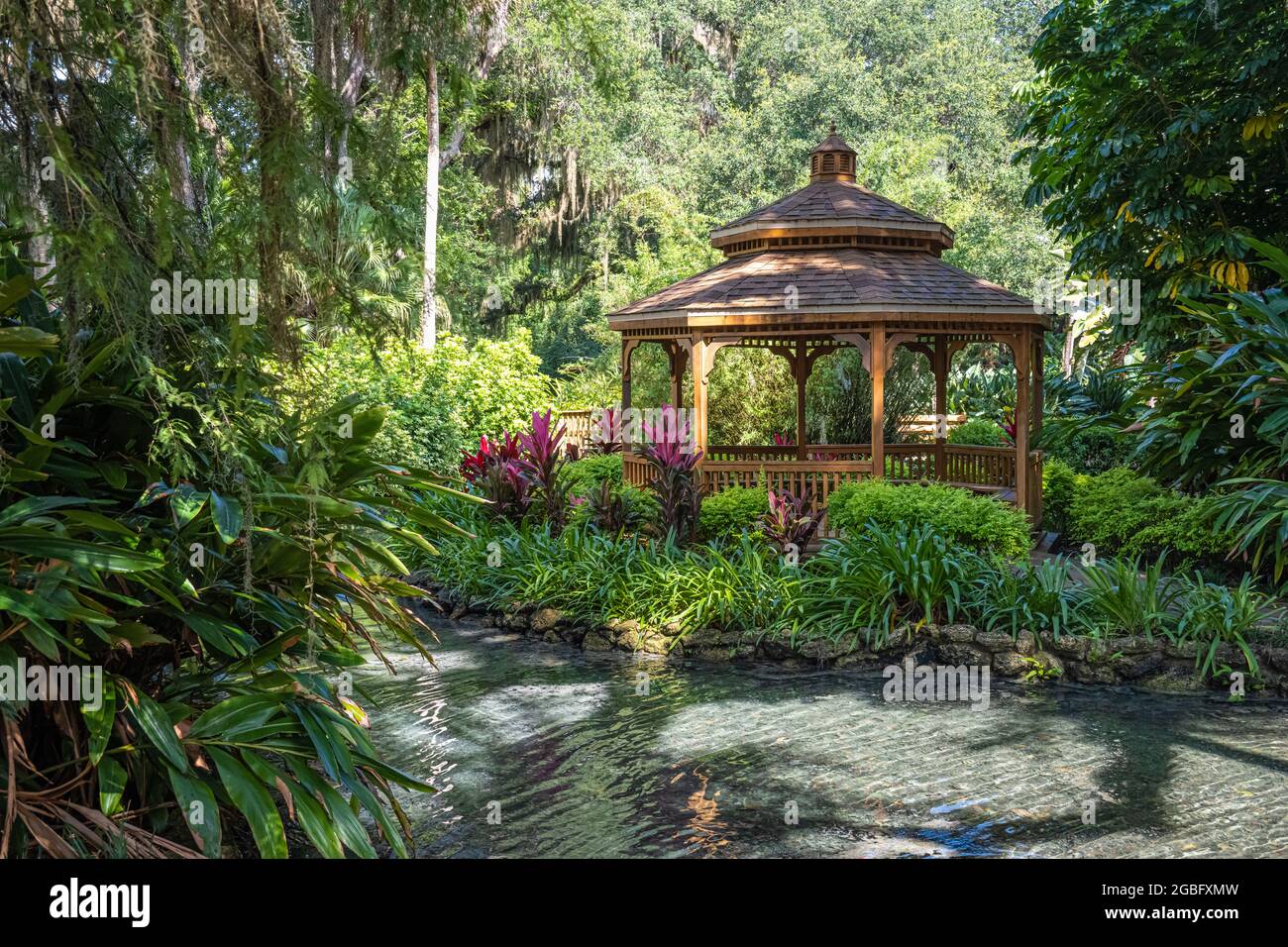 Magnifique belvédère et plan d'eau au parc national Washington Oaks Gardens de Palm Coast, en Floride. (ÉTATS-UNIS) Banque D'Images