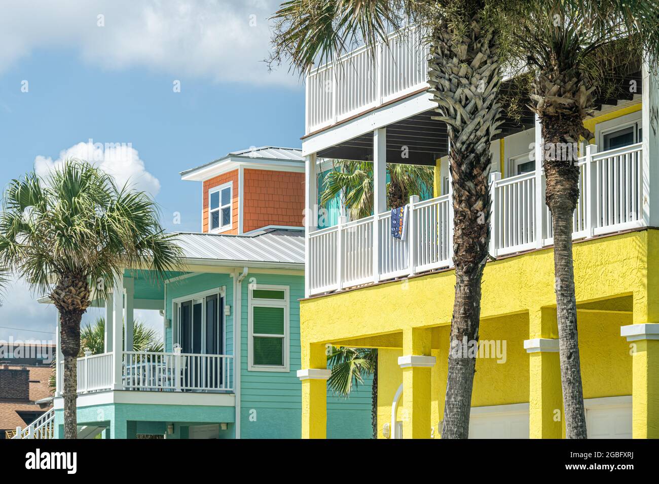 Maisons de plage colorées le long de la côte atlantique à Palm Coast, Floride. (ÉTATS-UNIS) Banque D'Images