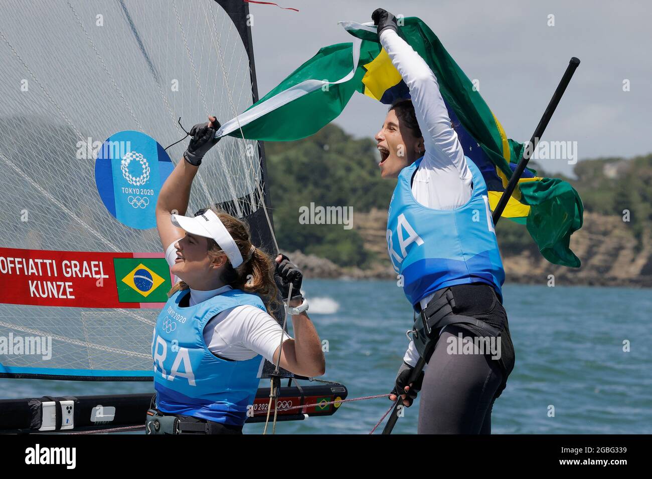 Équipe Brésil - GRAEL Martine & KUNZE Kahena (BRA), 3 AOÛT 2021 - voile : Femme Skiff - 49er FX - Médaille de la course pendant les Jeux Olympiques de Tokyo 2020 au port de plaisance d'Enoshima à Kanagawa, Japon. Credit: Kaoru Soehata/AFLO/Alay Live News Banque D'Images