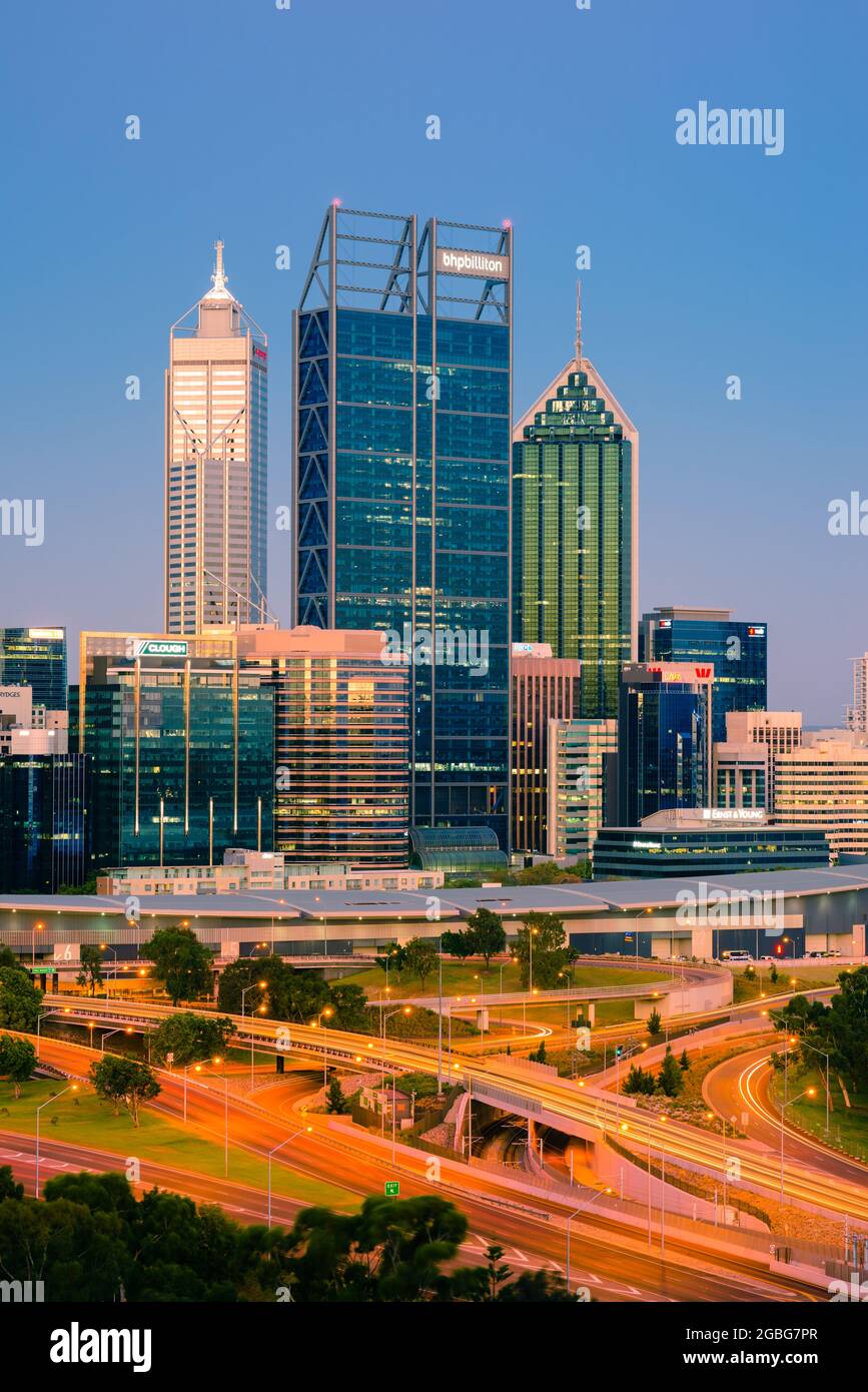 Vue en fin d'après-midi sur les gratte-ciels de la ville de Perth et Mitchell Freeway depuis Kings Park. Perth est une ville moderne et dynamique et est la capitale de l'Australie occidentale. Banque D'Images