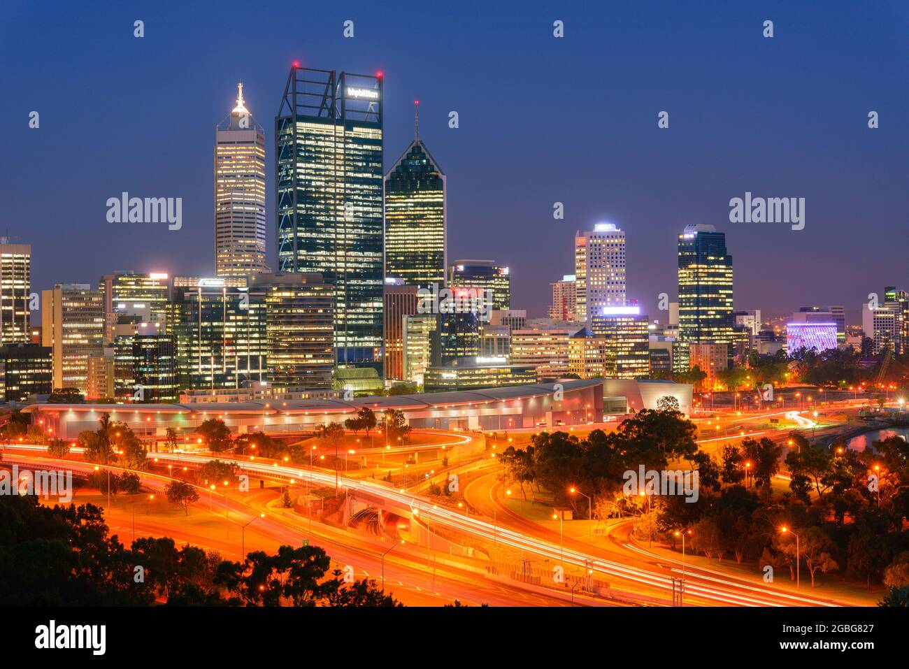 Vue en soirée sur les gratte-ciels de la ville de Perth et Mitchell Freeway depuis Kings Park. Perth est une ville moderne et dynamique et est la capitale de l'Australie occidentale. Banque D'Images