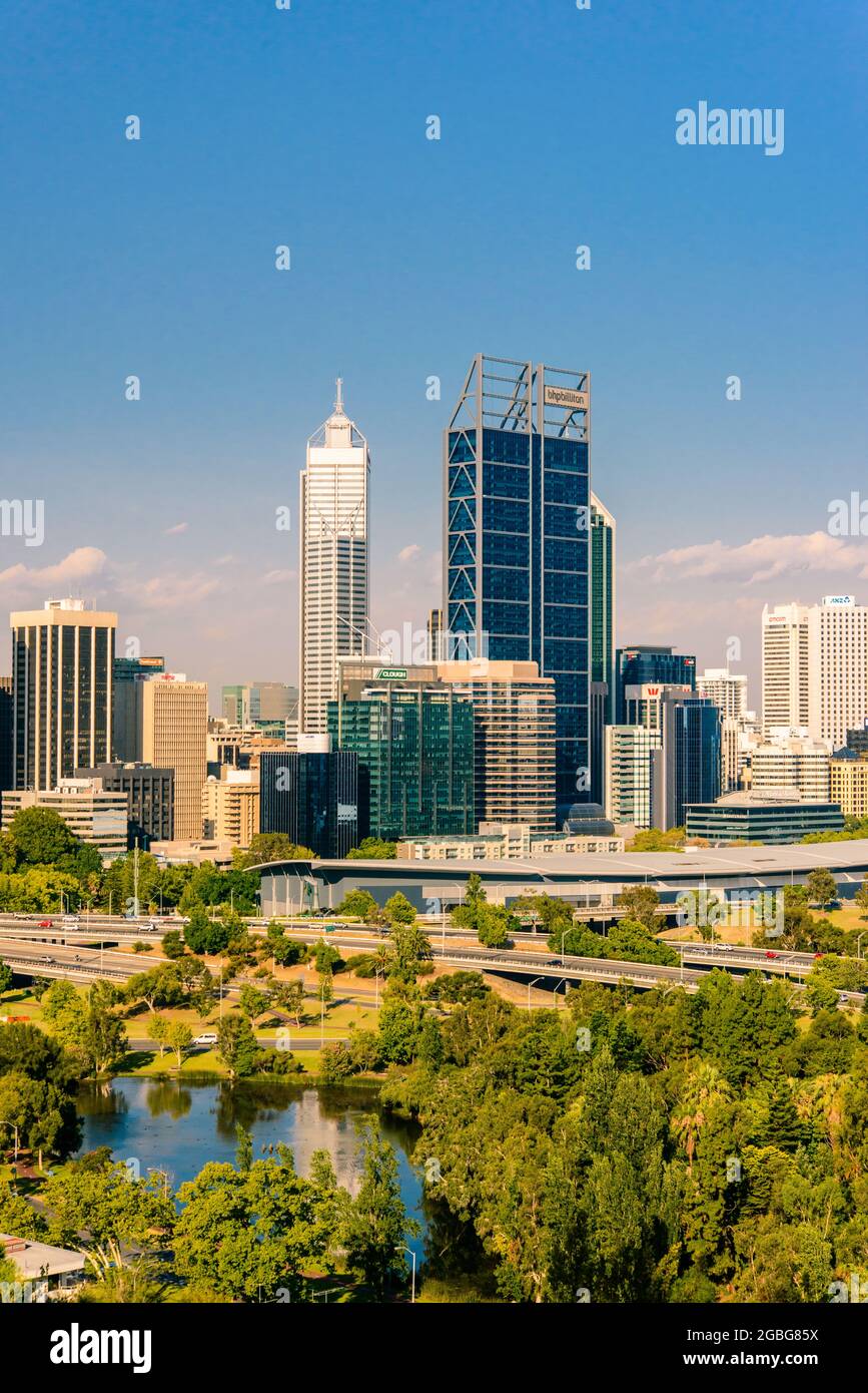 Vue en fin d'après-midi sur les gratte-ciels de la ville de Perth et Mitchell Freeway depuis Kings Park. Perth est une ville moderne et dynamique et est la capitale de l'Australie occidentale. Banque D'Images