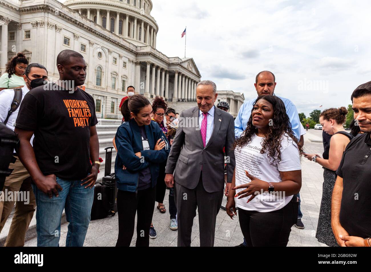 Washington, DC, Etats-Unis, 3 août 2021. Photo : le leader de la majorité au Sénat Chuck Schumer (D-NY) rencontre les représentants Cari Bush (D-Mo), Alexandria Ocasio-Cortez (D-NY) et Mondaire Jones D-NY) pour féliciter Bush parce que sa protestation contre le moratoire d'expulsion pandémique sur les étapes du Capitole a réussi. Crédit : Allison Bailey / Alamy Live News Banque D'Images