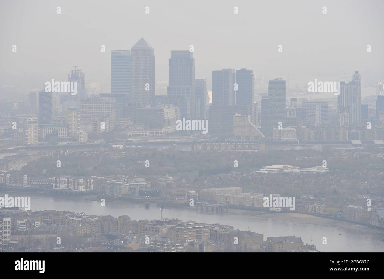 Photo du dossier datée du 10/04/15 de Canary Wharf, de The View from the Shard, dans le sud de Londres, comme l'exposition à des niveaux élevés de pollution de l'air sur une décennie est associée à un risque accru de développer la démence, selon une étude de longue date. Date de publication : le mercredi 4 août 2021. Banque D'Images