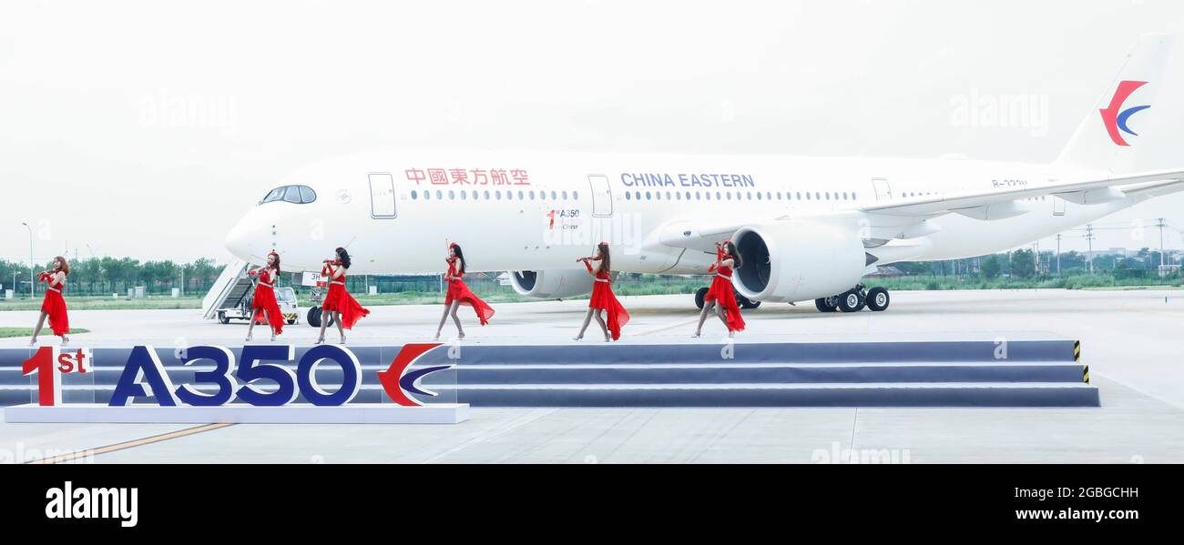 Pékin, Chine. 4 août 2021. Une bande se produit devant un Airbus A350 livré à China Eastern Airlines au centre d'achèvement et de livraison de câlines Airbus Tianjin, dans le nord de la Chine, à Tianjin, le 21 juillet 2021. POUR ALLER AVEC LES TITRES DE XINHUA D'AOÛT. 4, 2021 crédit: Zhang Yuwei/Xinhua/Alay Live News Banque D'Images