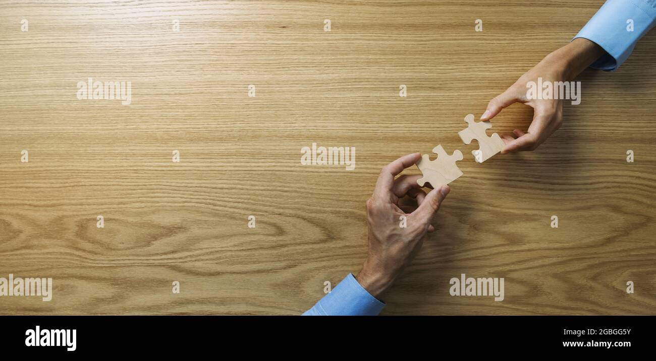stratégie d'entreprise, solutions et concept de travail d'équipe. personnes reliant des pièces de puzzle sur fond de table en bois. espace de copie de bannière Banque D'Images