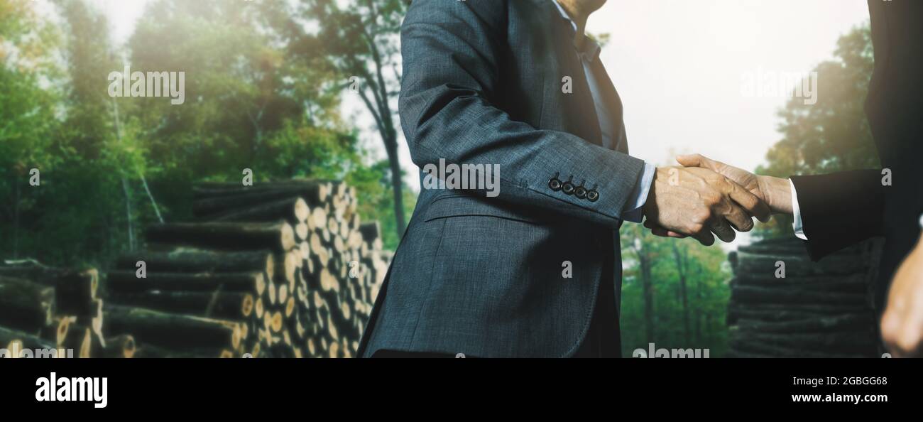 gestion d'entreprise forestière ou forestière - les hommes d'affaires poignée de main après un accord réussi Banque D'Images