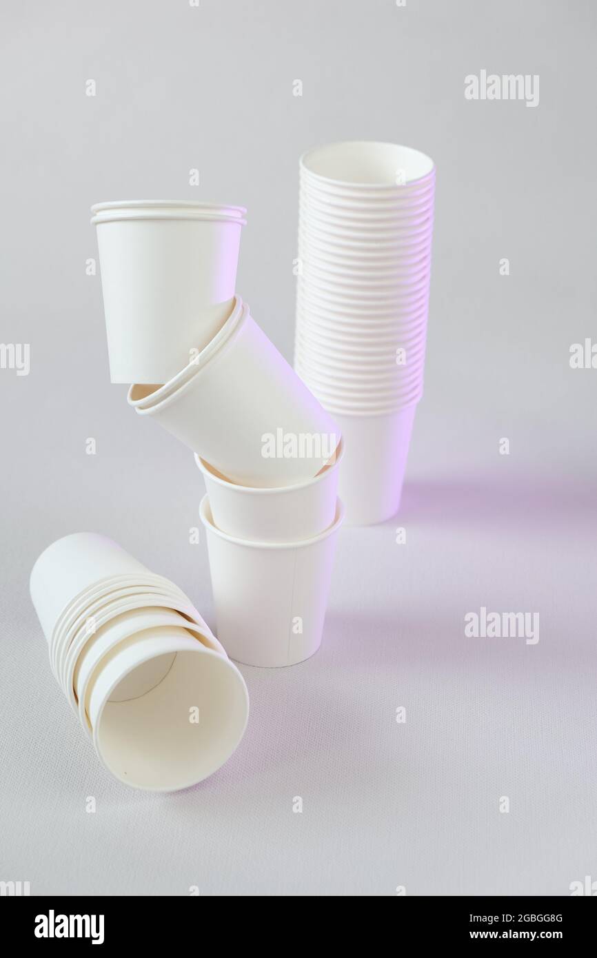 Vaisselle jetable sans plastique.zéro déchet, plastique gratuit concept.  Tasses bio en bambou. Les gobelets en papier blanc se regroupent sur fond  beige.bambou en papier Photo Stock - Alamy