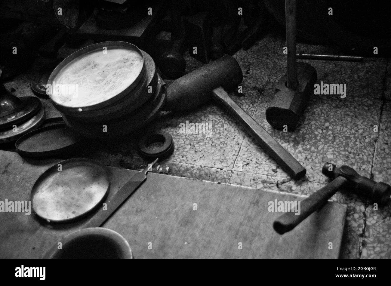 Outils et matériaux laissés sur le sol pour la fabrication de Gong Banque D'Images