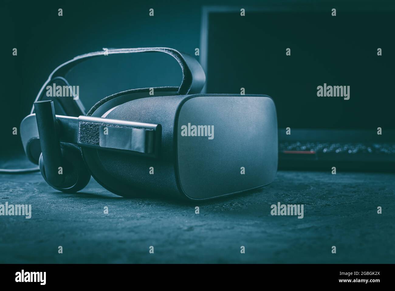 Casque VR - lunettes de réalité virtuelle pour la simulation de la réalité  pour différents contenus multimédia avec un ordinateur portable en  arrière-plan Photo Stock - Alamy