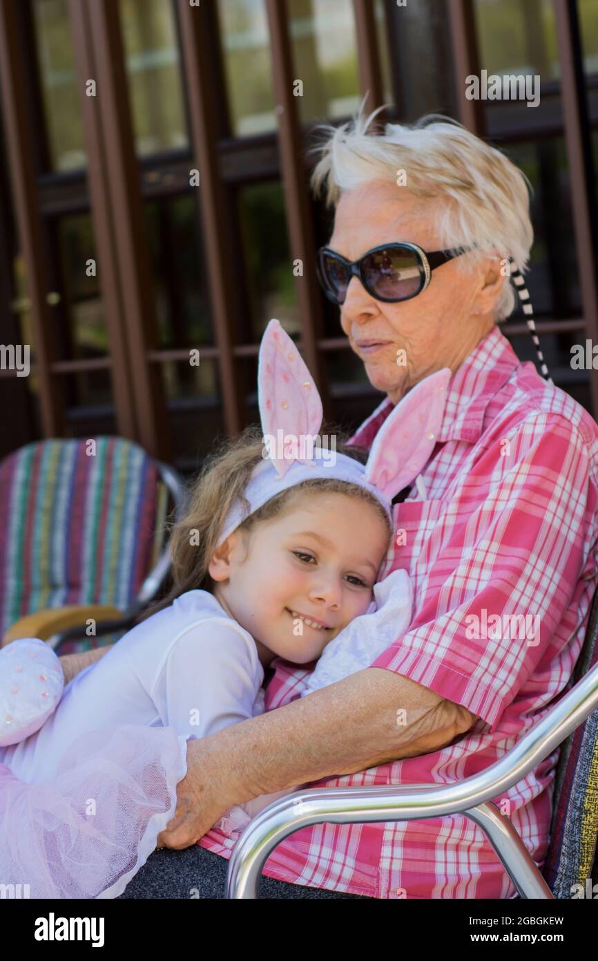 grande-grand-mère et sa petite-fille en costume de lapin Banque D'Images