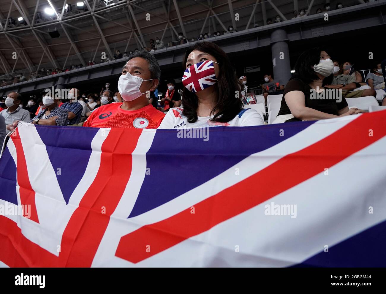 Les fans de Grande-Bretagne dans les stands regardent l'action pendant le cyclisme sur piste à l'Izu Velodrome le douzième jour des Jeux Olympiques de Tokyo 2020 au Japon. Date de la photo: Mercredi 4 août 2021. Banque D'Images