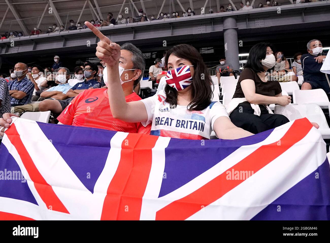 Les fans de Grande-Bretagne dans les stands regardent l'action pendant le cyclisme sur piste à l'Izu Velodrome le douzième jour des Jeux Olympiques de Tokyo 2020 au Japon. Date de la photo: Mercredi 4 août 2021. Banque D'Images
