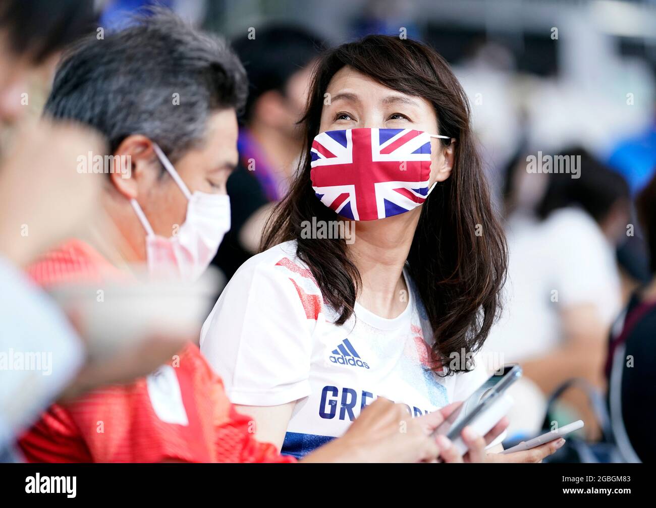 Les fans de Grande-Bretagne dans les stands regardent l'action pendant le cyclisme sur piste à l'Izu Velodrome le douzième jour des Jeux Olympiques de Tokyo 2020 au Japon. Date de la photo: Mercredi 4 août 2021. Banque D'Images