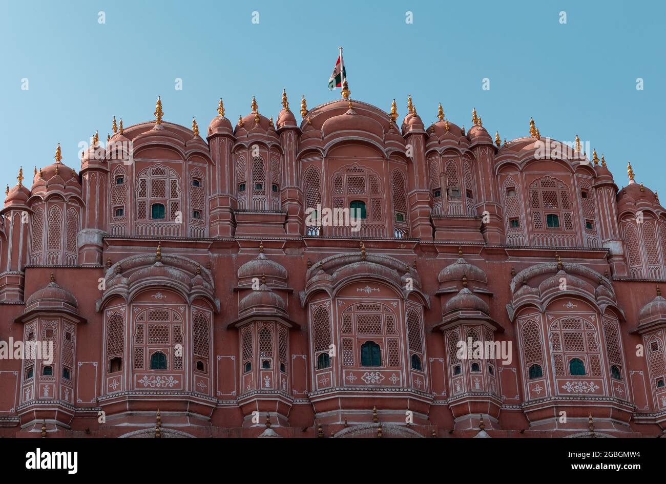 drapeau indien sur hawa mahal jaipur, rajasthan, inde. 15 août jour de l'indépendance. drapeau indien Banque D'Images