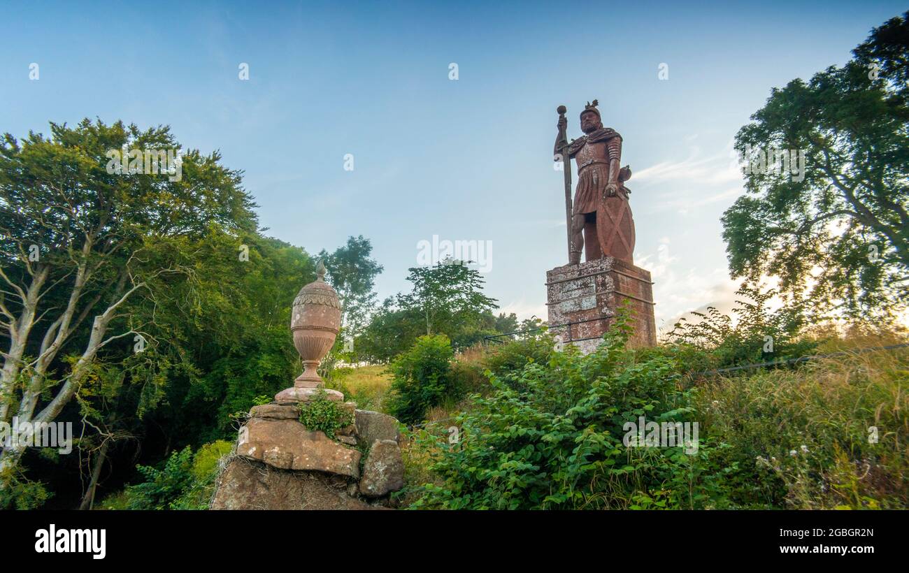 4 août 2021Statue William Wallace, frontières écossaises de Bemersyde. Écosse, Royaume-Uni. La statue de William Wallace près du domaine de Bemersyde, près de Melrose aux frontières écossaises est une statue commémorant William Wallace. La statue, érigée en 1814 la statue est gigantesque, beaucoup plus grande que la grandeur nature. Il mesure 21.5 pieds de haut et se dresse au-dessus d'un piédestal de 9.5 pieds de haut, pour une hauteur totale de 31 pieds. La pièce est sculptée en grès rouge la sculpture a été commandée par David Stewart Erskine, le 11ème comte de Buchan et exécutée par M. John Smith de Darnick photo Phil Wilkinson/A. Banque D'Images