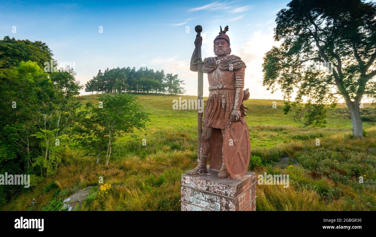 4 août 2021Statue William Wallace, frontières écossaises de Bemersyde. Écosse, Royaume-Uni. La statue de William Wallace près du domaine de Bemersyde, près de Melrose aux frontières écossaises est une statue commémorant William Wallace. La statue, érigée en 1814 la statue est gigantesque, beaucoup plus grande que la grandeur nature. Il mesure 21.5 pieds de haut et se dresse au-dessus d'un piédestal de 9.5 pieds de haut, pour une hauteur totale de 31 pieds. La pièce est sculptée en grès rouge la sculpture a été commandée par David Stewart Erskine, le 11ème comte de Buchan et exécutée par M. John Smith de Darnick photo Phil Wilkinson/A. Banque D'Images