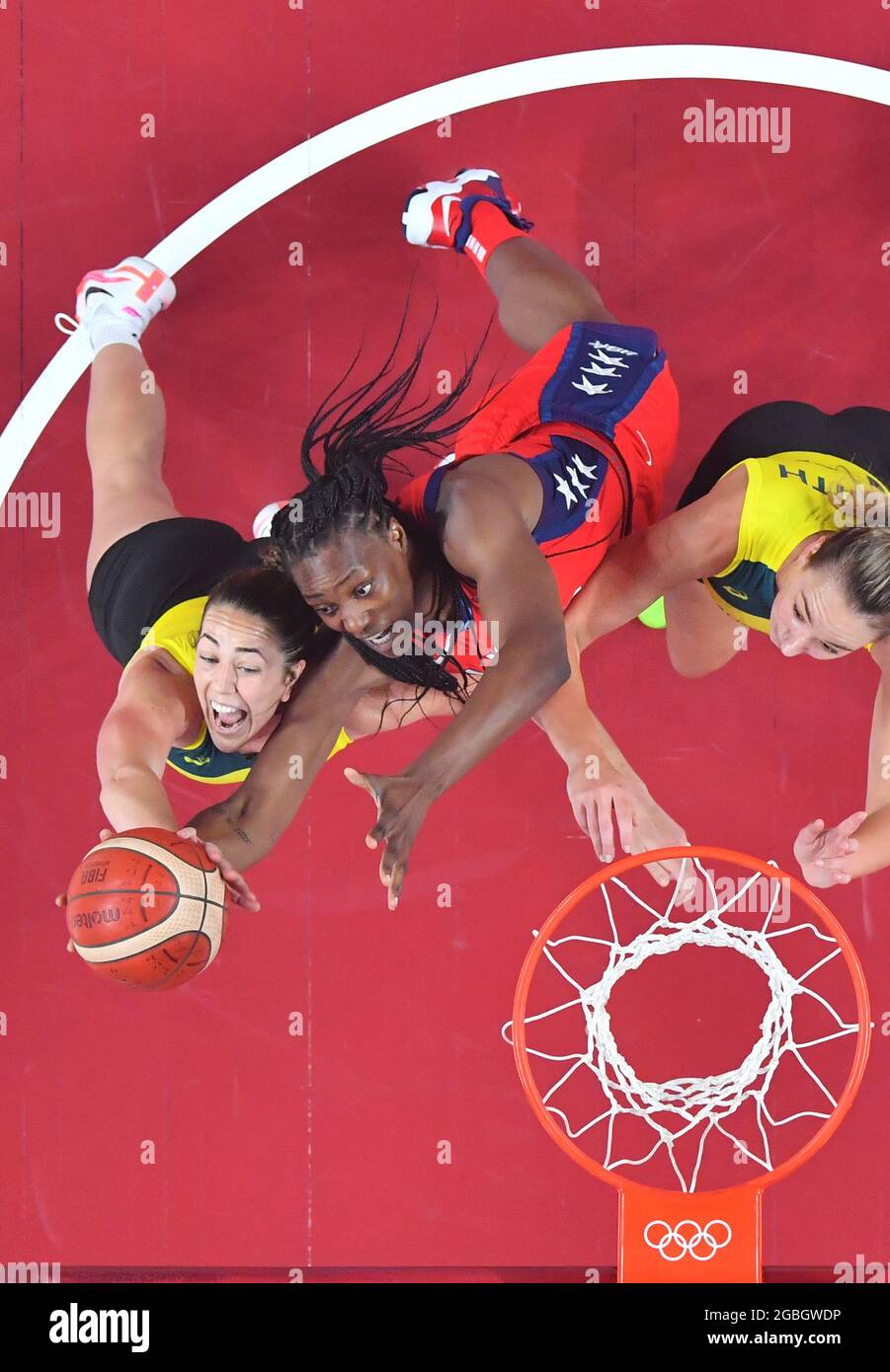 Saitama, Japon. 4 août 2021. Sylvia Fowles (C) des États-Unis participe à la compétition de basket-ball féminin entre les États-Unis et l'Australie aux Jeux Olympiques de Tokyo 2020 à Saitama, au Japon, le 4 août 2021. Credit: Meng Yongmin/Xinhua/Alamy Live News Banque D'Images