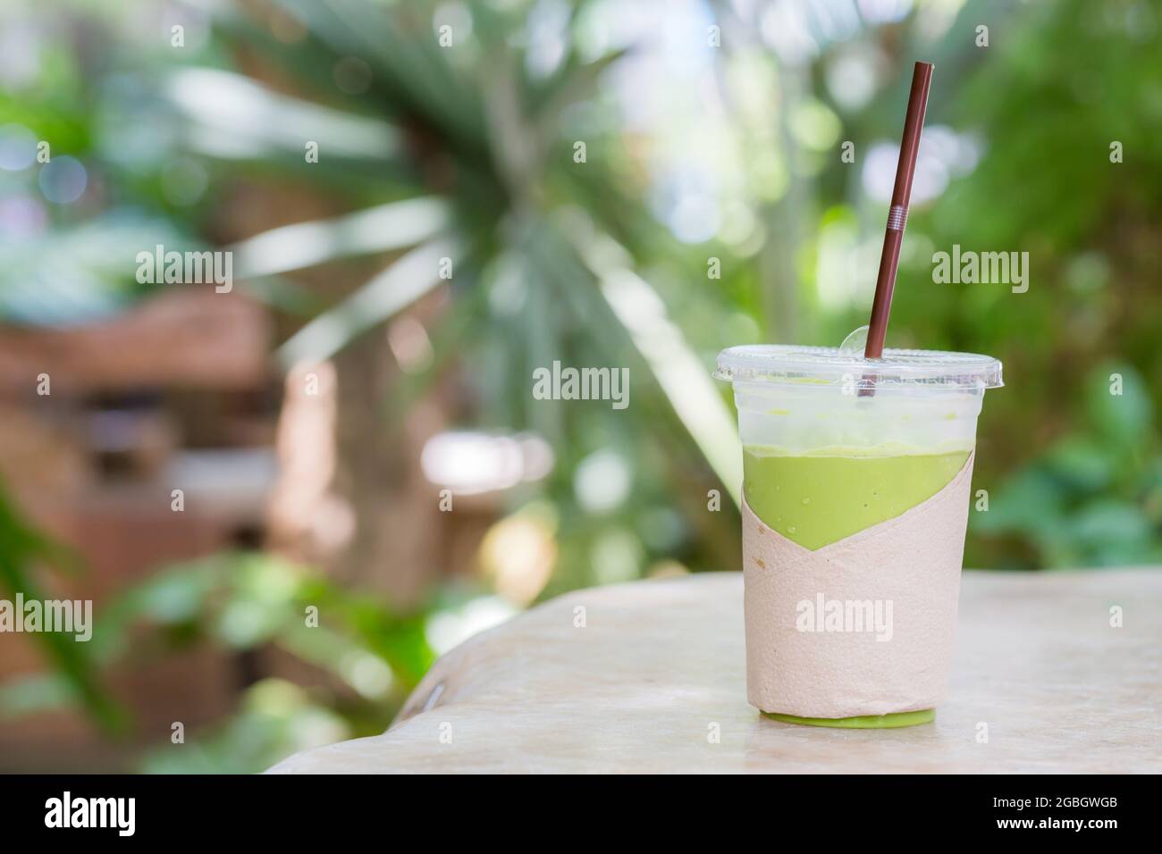 smoothie au thé vert matcha sur fond vert Banque D'Images