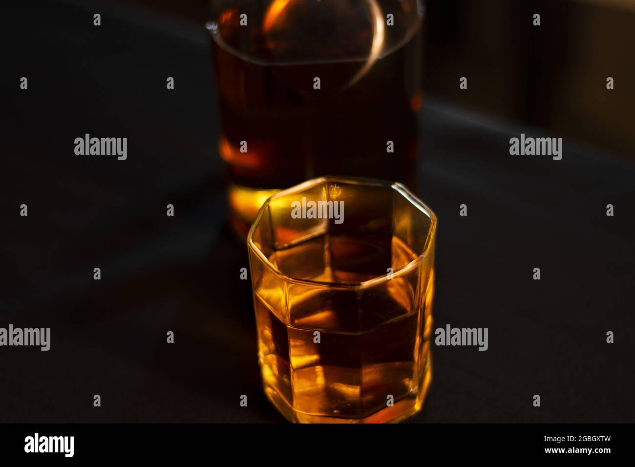 bouteille et verre de whisky Banque D'Images