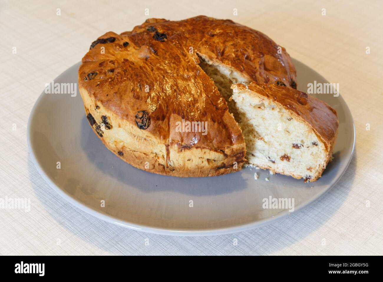 Kouign des gras gâteau avec un morceau coupé sur un plat Banque D'Images