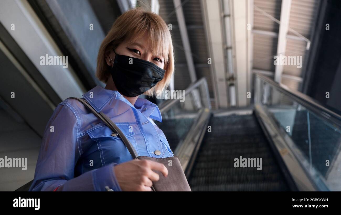 Modèle asiatique japonais posé sur la plateforme de la station de Skytrain Banque D'Images